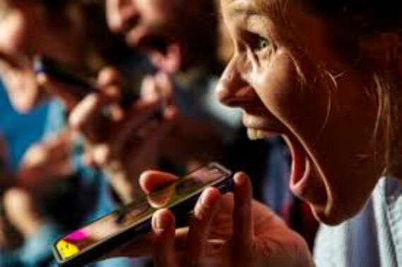 Participante donnant une réponse au téléphone pendant un blind test à Dijon